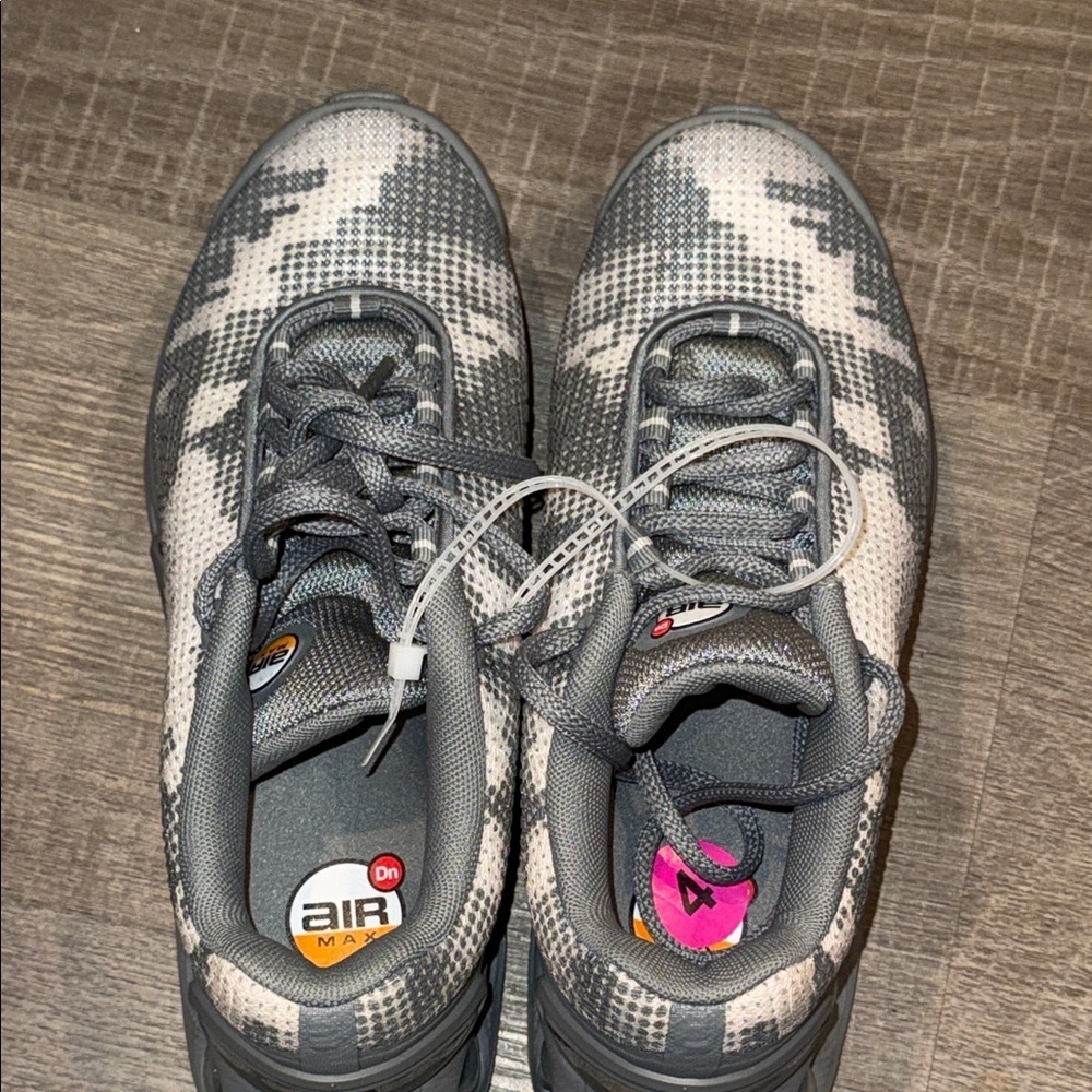 Nike Gray Sneakers New - Picture 8 of 8